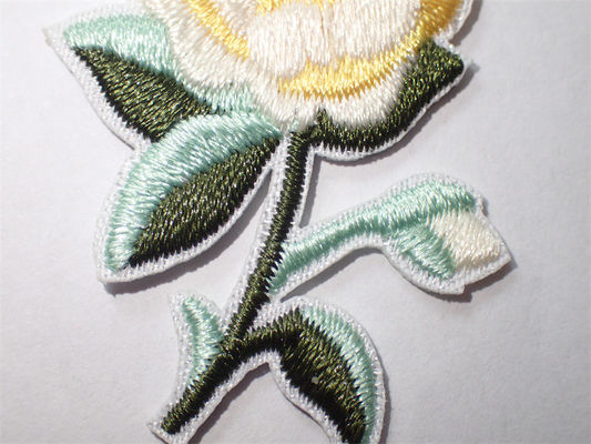 刺繍される注文の花は衣類のアップリケのためのパッチで縫うか、またはアイロンをかける