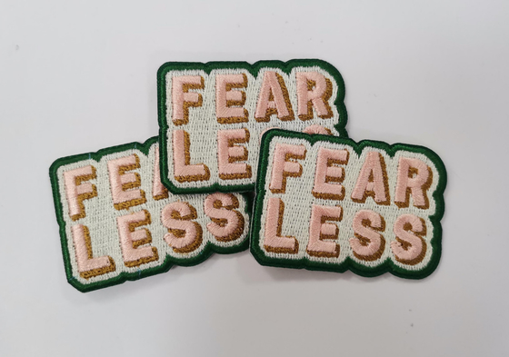 洗濯できる縁によって刺繍される布パッチは熱伝達のラベルを