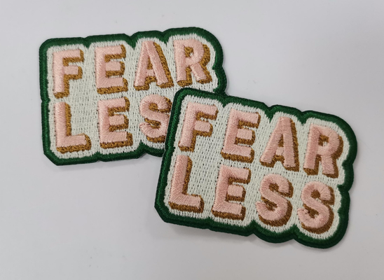 洗濯できる縁によって刺繍される布パッチは熱伝達のラベルを