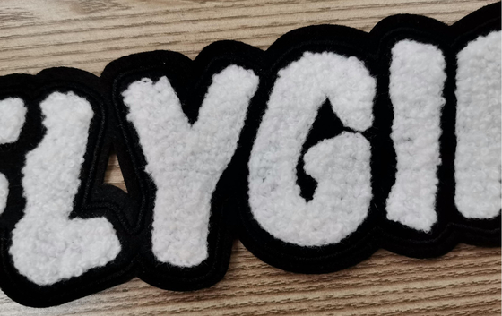 衣服のためのカスタマイズされた設計タオルの刺繍パッチの熱伝達のラベル