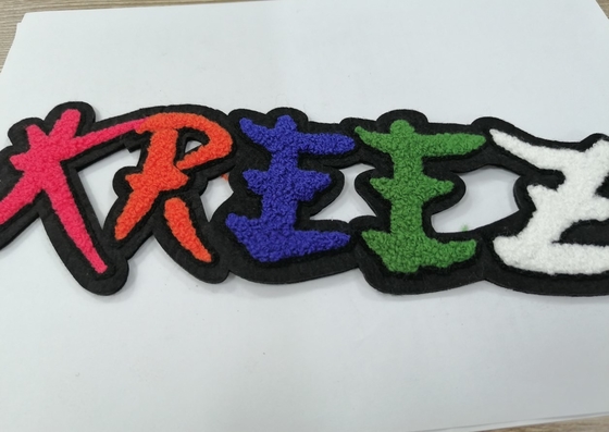 タオルはラベルの衣服の洗濯できるパッチで刺繍される溶かを縫う熱する