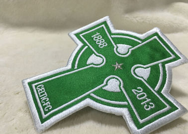 刺繍される美しい楕円形の注文の衣類パッチはバッジの環境友好的で縫います
