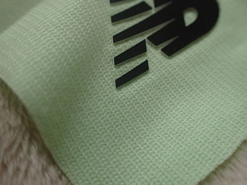 屋外の衣服のための柔らかい手の感じの2つの層色のケイ素の熱伝達の衣類のラベル
