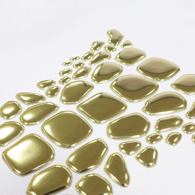 工場 オーダーメイド メタリック ゴールド TPU 熱転送 ラベル - 高級アパレル & ファッション 衣類のための不規則な形状のエンブレム