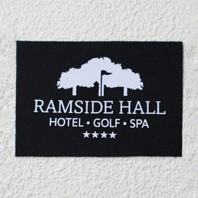 高品質のフラットシリコン 移動ステッカー 耐久性 服飾アクセサリーのカスタムブランドロゴタグ