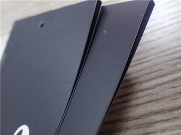 黒い紙カードの折られた衣類のこつは環境友好的なインク印刷の白のロゴに付けます