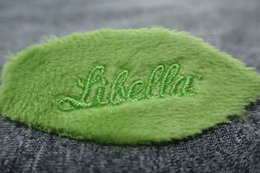 刺繍されたパッチの緑のビロードの生地OEMの鉄